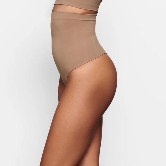 👸🏻 NWOT! SKIMS Seamless Sculpt High Waisted Thong - Picture 2 of 6